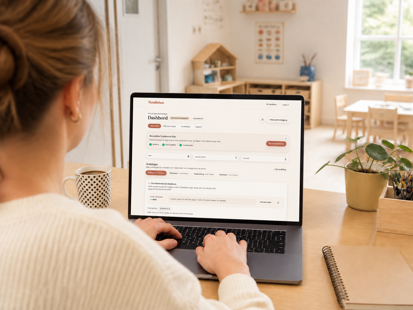 Ansatt i barnehagen lager foreldrelenken i Famyli-dashbordet på PC